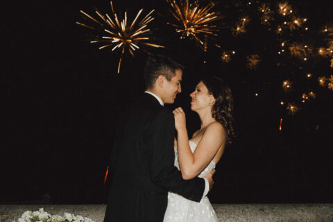Gabi und Sebastian bei einem abendlichen Tanz unter dem Feuerwerk im Schloss Wąsowo
