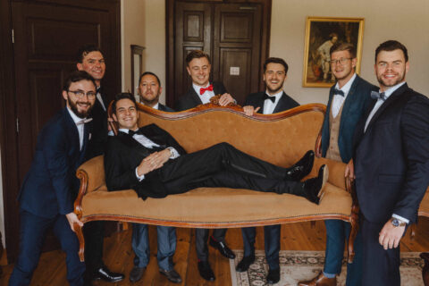 Sebastian i drużbowie podczas przygotowań w Pałacu Wąsowo